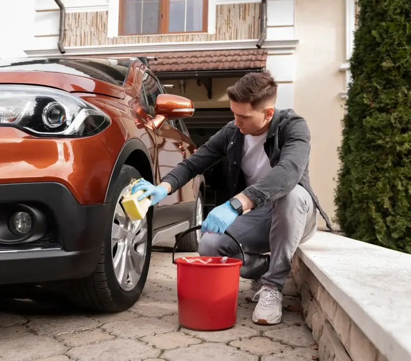 Lavage auto à domicile Vaiges : professionnel intervenant sur un véhicule